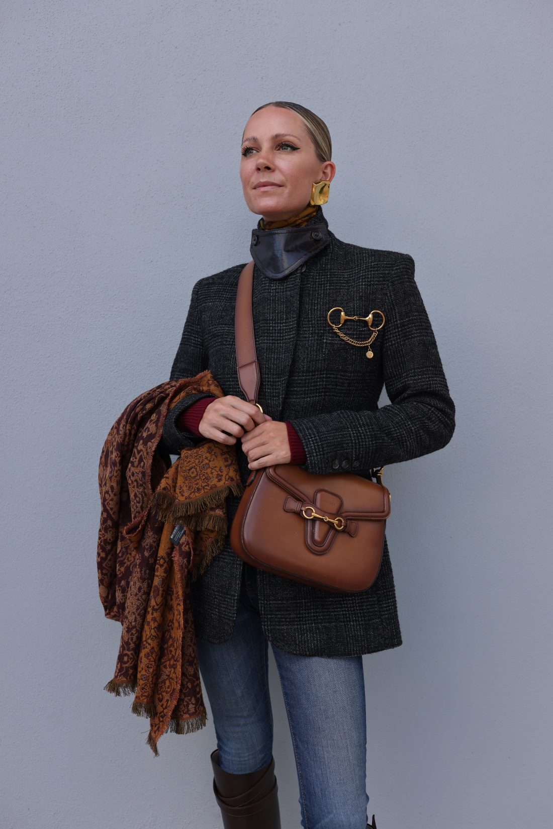 riding boots and skinny jeans, ho to style riding boots, blazer and boot outfit, gucci horsebit bag